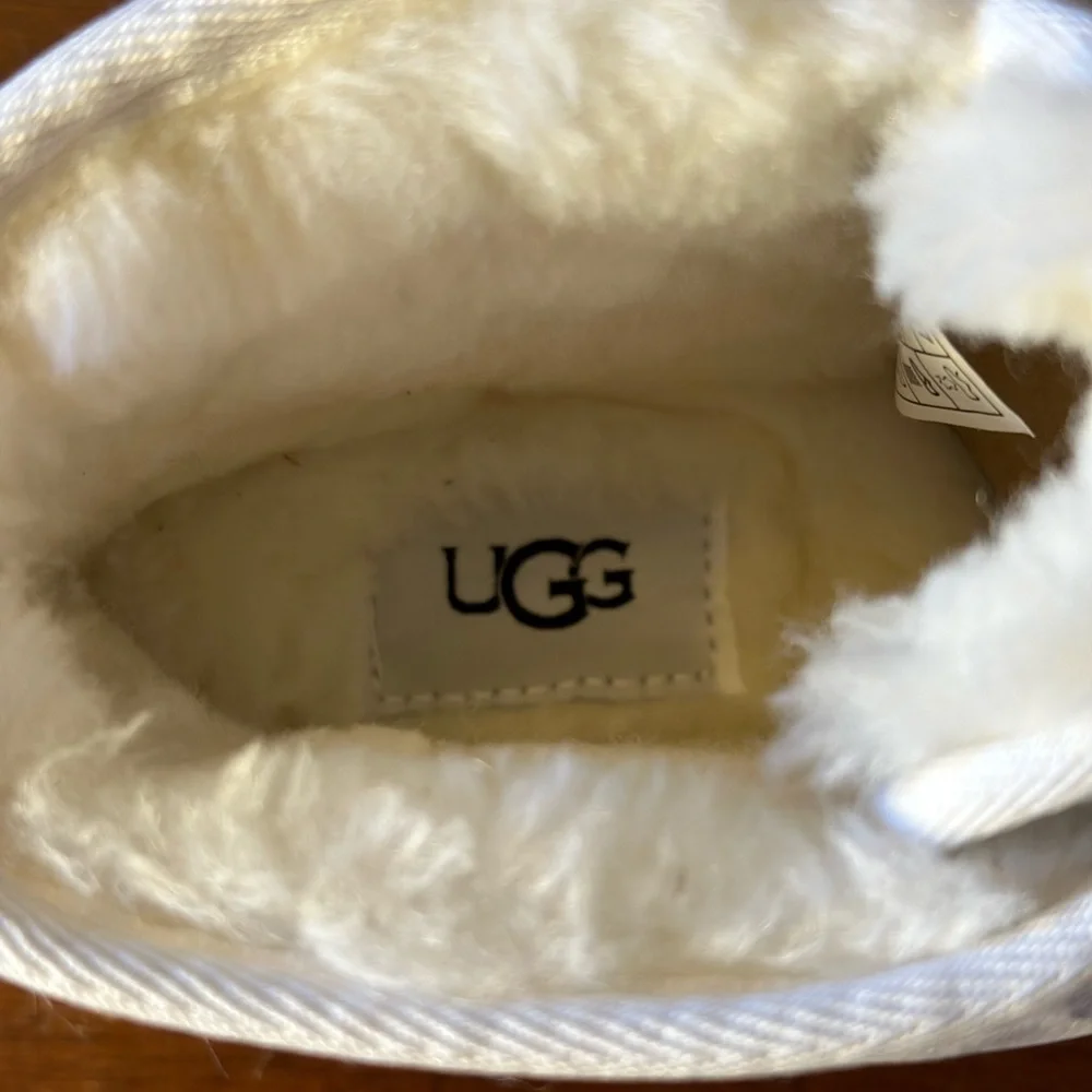 UGG mens NWB size 5 Neumel chukka white leather classic boots, unisex , w size 7